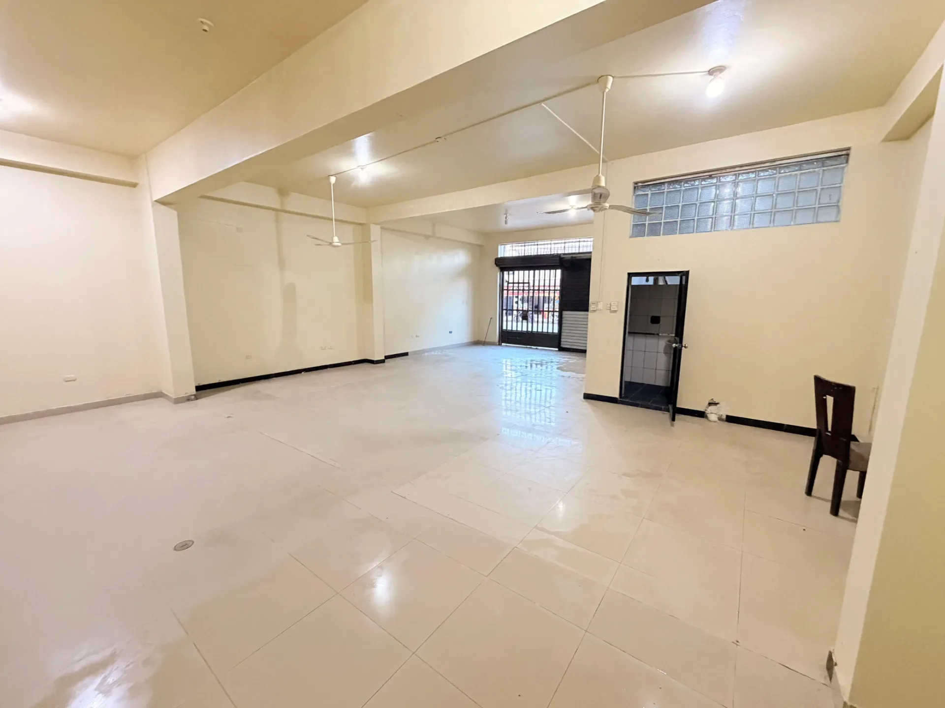 🚨 ¡Amplio local de 128 m2 en alquiler, ideal para oficinas, consultorios y empresas en Pucallpa